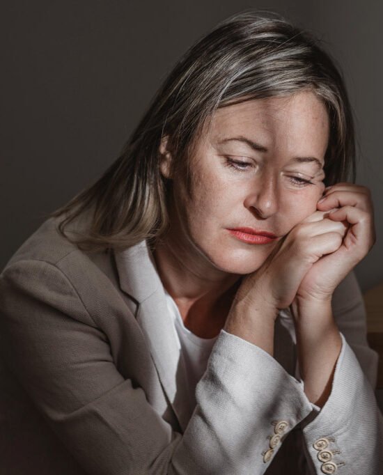 Mulher de meia idade sofrendo com depressão.