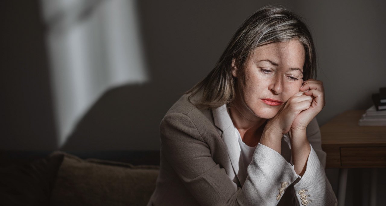 Mulher de meia idade sofrendo com depressão.