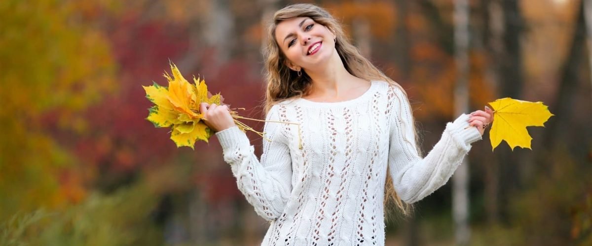 Happy-girl-maple-leaves-in-hands-att