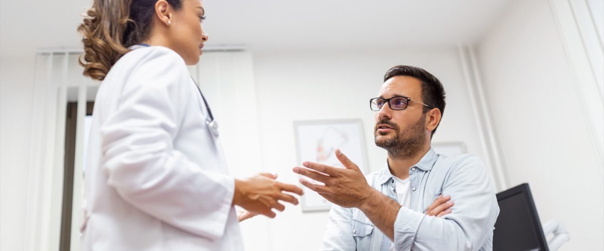 Dois médicos conversando em consultório.